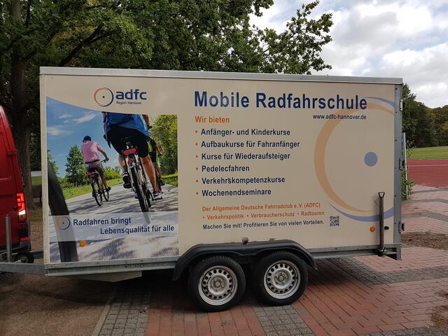 In diesem Anhänger "Mobile Radschule" des ADFC sind die 30 Lernfahrzeuge verstaut: 10 Roller, 10 kleinere Lernfahrräder und 10 normale Fahrräder, sowie diverses Kleinmaterial.