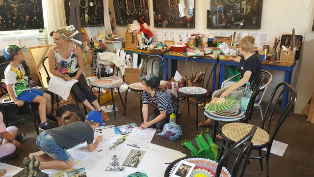 Unter der Leitung engagiert freundlicher Studentinnen wird besprochen,  gelacht, entworfen, gezeichnet und schliesslich aus riesigem Materialangebot heraus die ganz besondere persönliche Maske, das eigene Rollenkostüm gestaltet