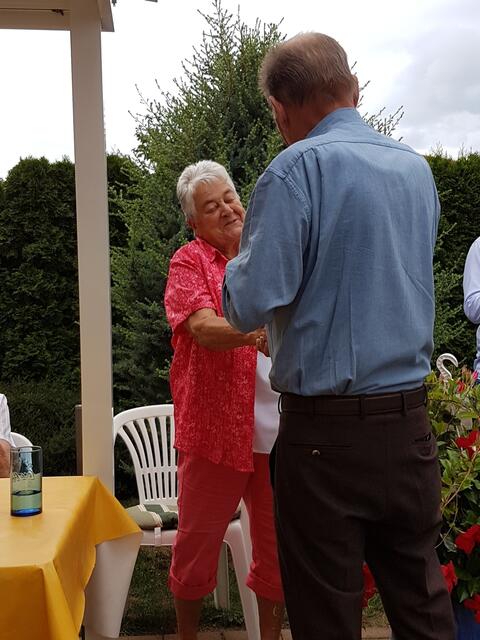 Bernhard Döhner dankte auch Marie-Luise Hülsmann mit einem Glas Rathaus Honig für die liebevolle Herrichtung und Organisation des Empfangs.