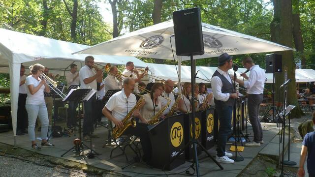 Als musikalisches Highlight spielt nach dem „Rennen“ im Biergarten Lister Turm die „All Generation Bigband“.