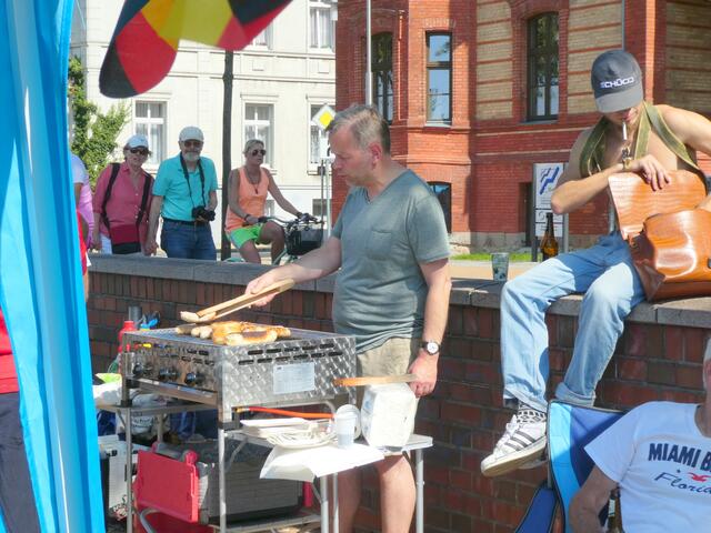 Herr Holm ganz nah bei der Wurst