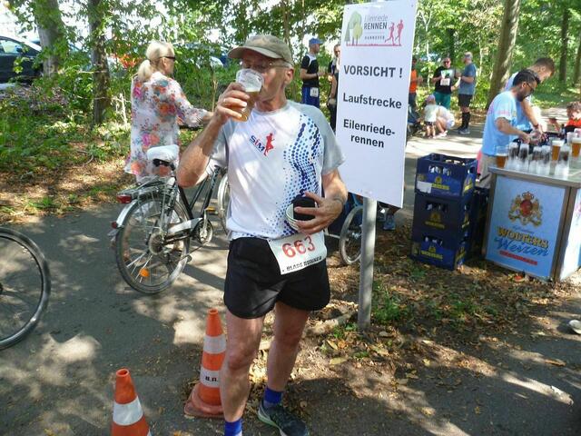 Der Hänigser Spargelsprinter genießt das Finisherbier und freut sich über das Finisherpräsent: Eine Müslischale.