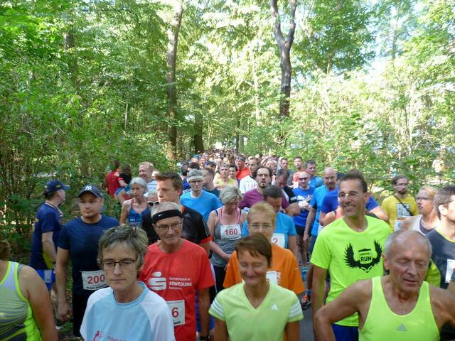 Startaufstellung für die 10-Kilometer-Läufer/innen hinter dem Burgdorfer Spargelsprinter.