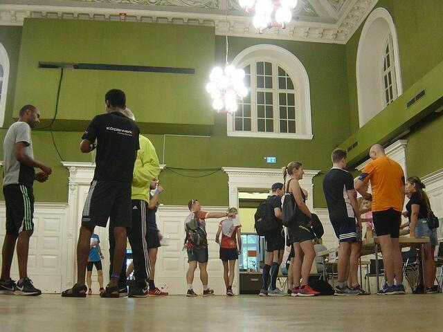 Nachmelder werden im großen Saal bedient.