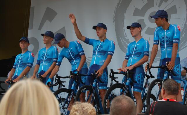 Jeder einzelne Fahrer wird vorgestellt und unter dem Beifall der Zuschauer beklatscht. Dabei werden die wichtigsten Erfolge dieses hochkarätigen Teilnehmerfeldes aufgezählt.