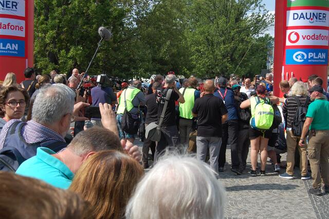 Nachdem die Fotografen und Filmteams ihre Bilder im Kasten haben, machen sie den Weg frei.