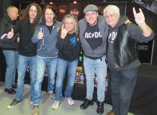 Barock, Coverband AC/DC in der Batschkapp in Frankfurt, ganz rechts das ist Martin mein Mann