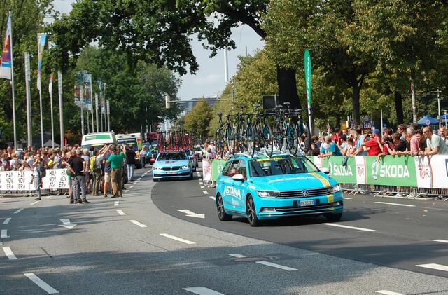 Ein langer Konvoi wird das Fahrerfeld begleiten.