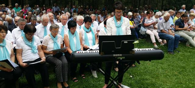 Gotteslob Chor Merazhofen, Rita Buchner und Besucher der Bergmesse in Gschnaidt