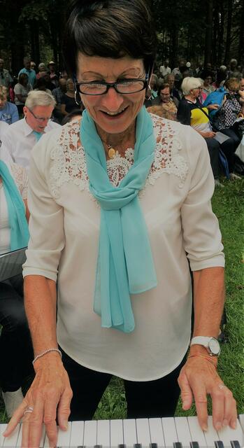 Rita Buchner begleitet Chor- und Volksgesang
