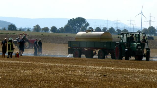 Das Feuer wurde aber selber mit Wassertanks gelöscht. Die Feuerwehr brauchte nicht eingreifen.