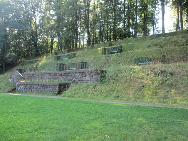 Tribüne über dem Turnierplatz an der Löwenburg.
