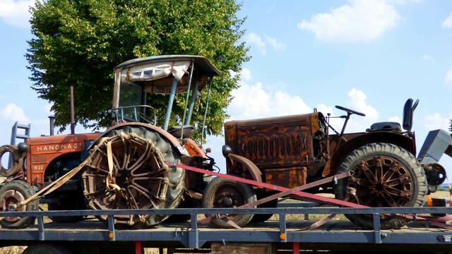 Einige Oldtimer kamen auf einem Tieflader.