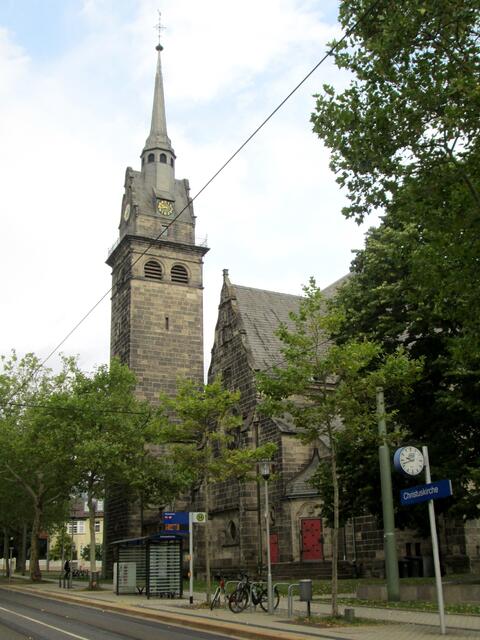 Der Turm der Christuskirche an der westlichen Giebelwand hat eine Höhe von 53,75 Metern. Hier die Ansicht aus der Landgraf-Karl-Straße.