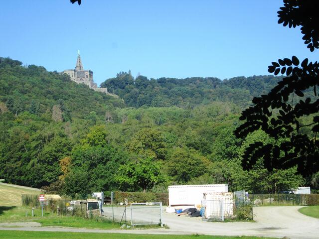 Blick von der Löwenburg zum Herkules im Bergpark Wilhelmshöhe.