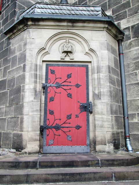 Eingang von der Landgraf-Karl-Straße zur Kaiserloge mit der darüberstehenden Kaiserkrone.