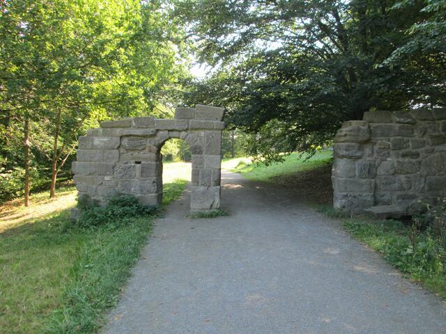 Ein Eingang in den Bergpark. Von hier gelangt man schnell zur Löwenburg.