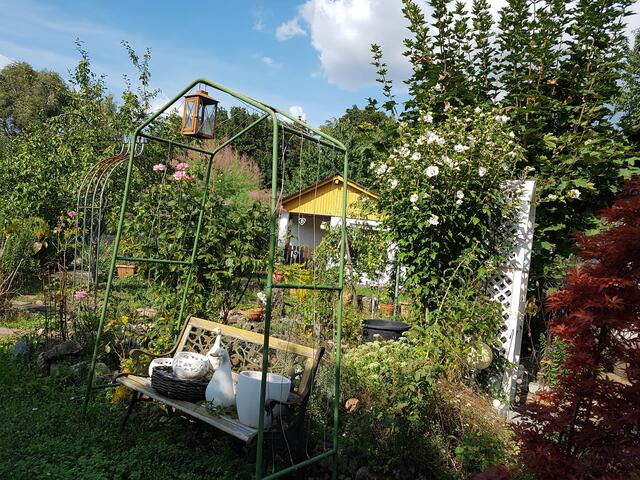 Blickrichtung nach rechts vom vorderen Garten aus gemacht .