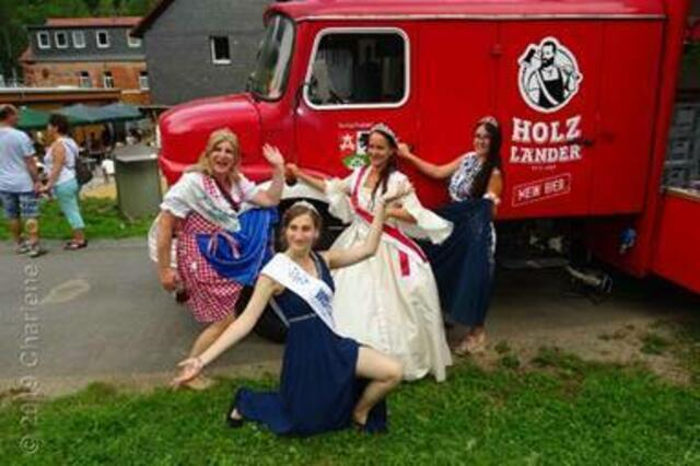 Hoheitenfoto vor dem Löschfahrzeug
