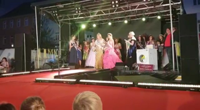 Königin der Texte und Kranichfelder Rosenkönigin auf dem roten Teppich