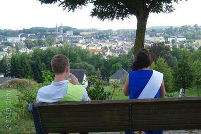 Der Buttermilchsack Toby und die Thüringer Meerjungfrau Anett genießen den herrliche Ausblick über Schleiz
