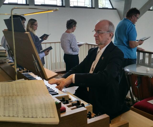 Prof. Alfred Müller Kranich an der Orgel in Bodenkirchen St. Johannes der Täufer