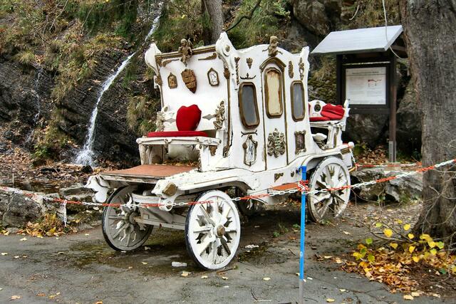 königliche Kutsche neben den künstlich angelegten Romkerhaller Wasserfall (Archivbild)