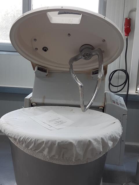 Rührmaschine (gerade mit Sauerteig gefüllt)