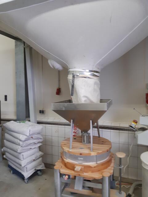 eine etwas kleinere Getreidemühle hier für Dinkel