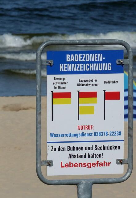 Wichtige informationen können wir den Schildern am Strand entnehmen.