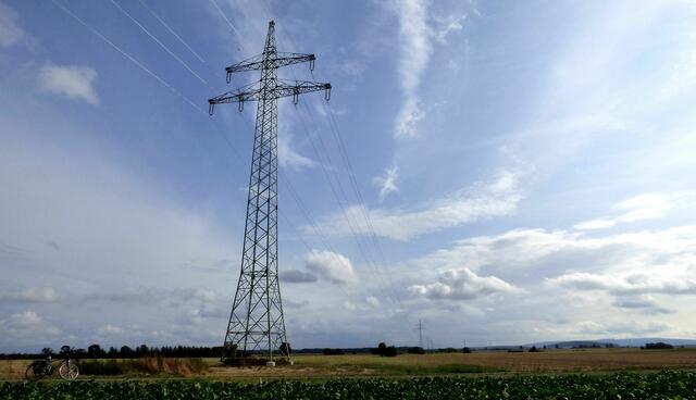 Die Stromleitung ist wieder in Betrieb. Das Rübenfeld ist auf der anderen Feldseite.