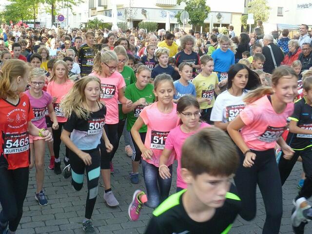 Läufer/innen auf der 2-km-Strecke.