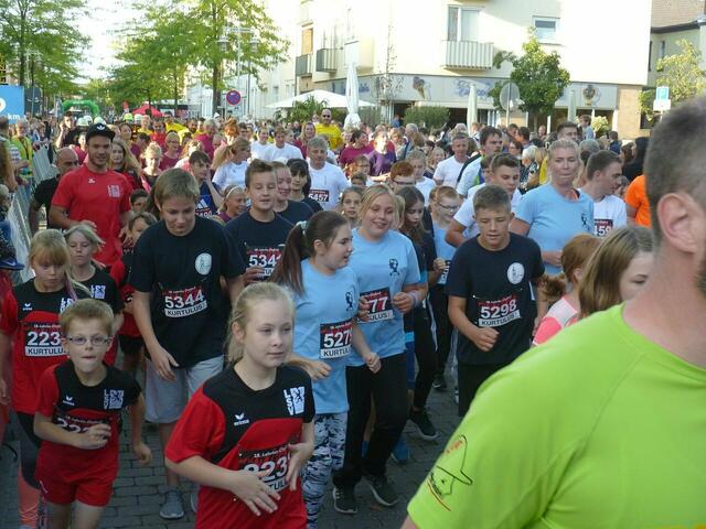 Läufer/innen auf der 2-km-Strecke.