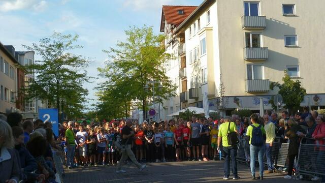 Startaufstellung zum 2-km-Lauf.