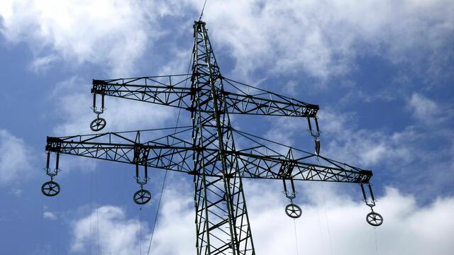 Strommast Lüdersen im Juli 2019 - die Stromkabel werden gezogen