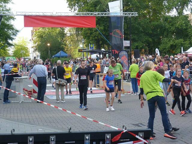 Zieleinlauf der jungen Athleten nach zwei Kilometern.