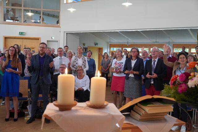 Freudige Stimmung mit Festgottesdienst mit fast 300 Besuchern.