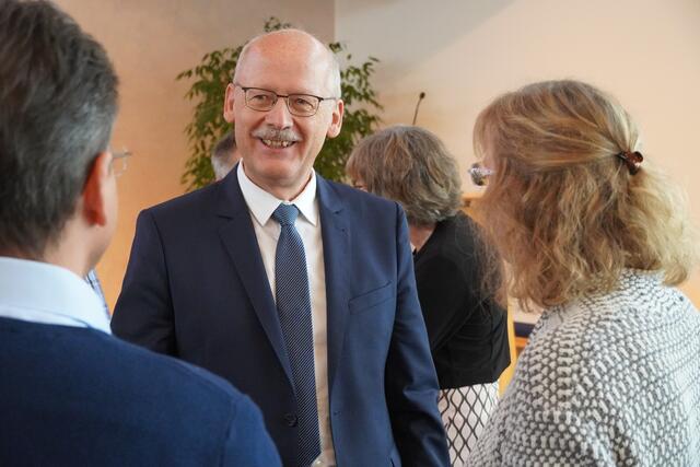 Vertreter der Evangelischen Kirche Königsbrunn im Gespräch mit scheidendem Pastor Reinhard Weber.