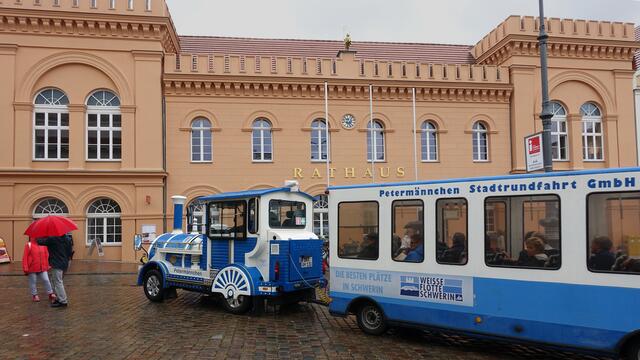 Auf dem Altstädtischen Marktplatz mit dem Rathaus erfolgt die Entscheidung, ob die Stadterkundung zu Fuß oder mit dem „Petermännchen“ erfolgt. Foto: Helmut Kuzina