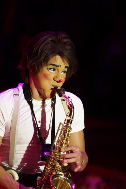 er spielt 11  Musikinstrumente