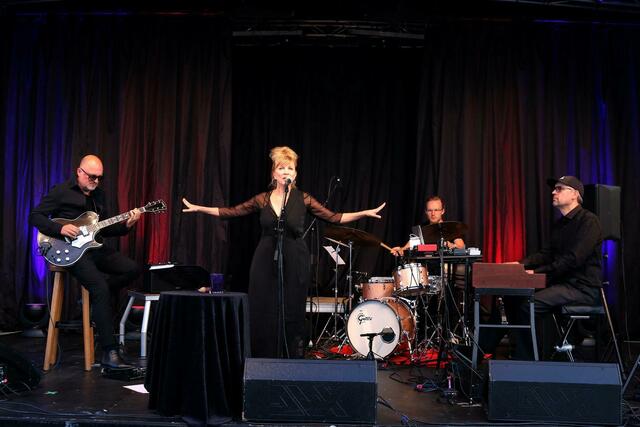 Caro Josée und Band bei der Friedrichsdorfer Sommerbrücke