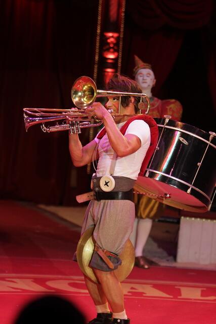 er spielt die Instrumente gut