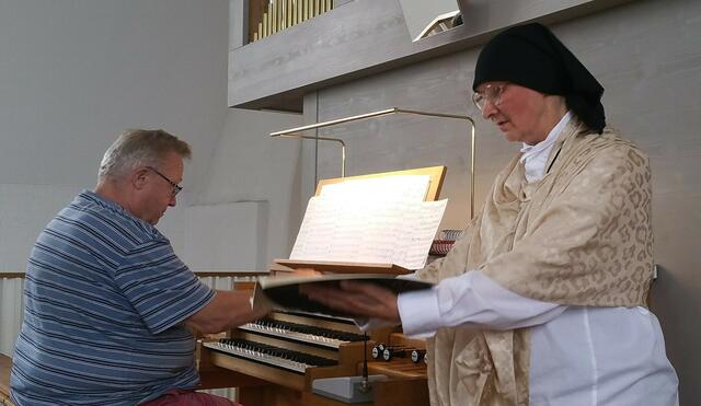 Otto Masszi an der Bodenkirchener Orgel mit Gesangs-Solistin Marie-Luise Flegel