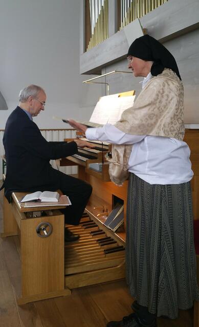 Prof. Alfred Müller Kranich an der Bodenkirchener Orgel mit Gesangs-Solistin Marie-Luise Flegel