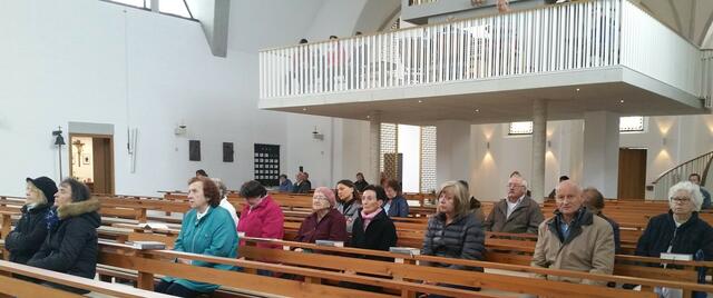 Gläubige beim Eröffnungs-Gottesdienst in der Bodenkirchener, Pfarrkirche St. Johannes der Täufer
