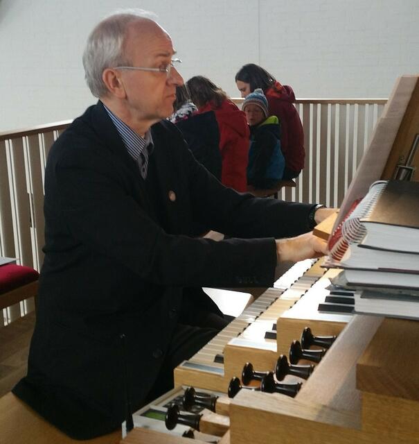 Prof. Alfred Müller Kranich an der Bodenkirchener Orgel