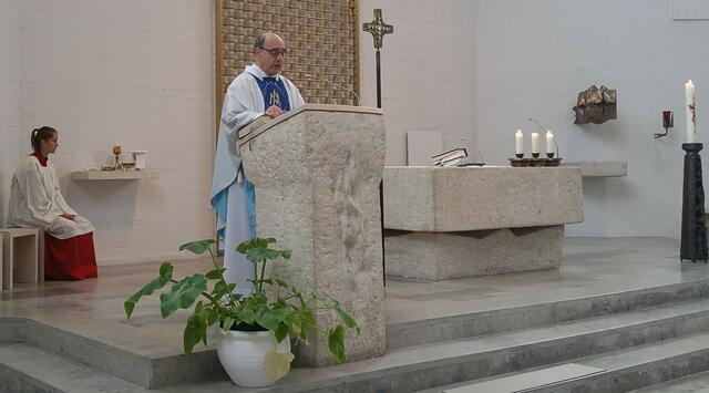 Dekan Clemens Voss bei seiner Predigt zum Eröffnungs-Gottesdienst in der Bodenkirchener, Pfarrkirche St. Johannes der Täufer mit Ministrantin Klara Labahn