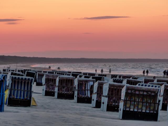 Dieser herrliche Sonnenuntergang lädt nicht nur uns zum Flanieren entlang des Meeressaumes ein.