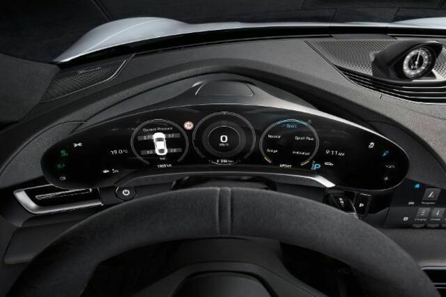 Neu im Taycan: Das freistehende und gebogene Kombi-Instrument ist der höchste Punkt der Instrumententafel. | Foto: © Porsche / TRD mobil