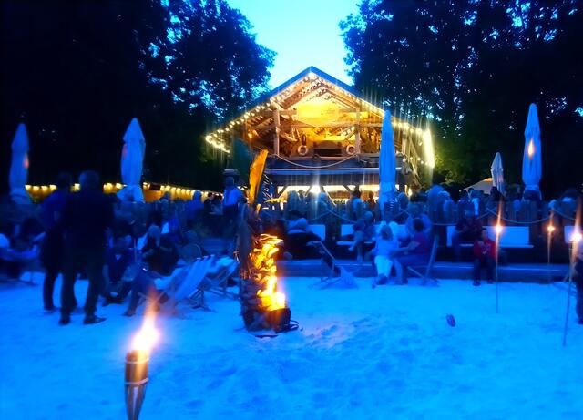 In der Strandalm war eine Menge los. Hier liegt kein Schnee. Es ist feiner Sand, der im Abendlicht und im Schein der Fackeln wie Schnee aussieht.